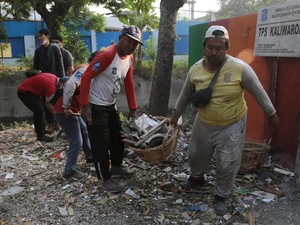 Harga Plastik Naik, Pemilahan Sampah Liar Marak di TPS Surabaya