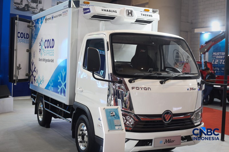 Pengunjung melihat berbagai truk listrik dalam ajang GAIKINDO Indonesia International Commercial Vehicle Expo (GIICOMVEC) 2026 di JIExpo Kemayoran, Sabtu (11/4/2026). Sejumlah produsen kendaraan komersial memamerkan truk listrik andalan untuk menarik perhatian pelaku industri logistik dan transportasi di Indonesia. (CNBC Indonesia/Tias Budiarto)