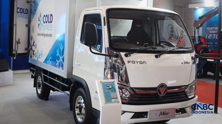 Pengunjung melihat berbagai truk listrik dalam ajang GAIKINDO Indonesia International Commercial Vehicle Expo (GIICOMVEC) 2026 di JIExpo Kemayoran, Sabtu (11/4/2026). Sejumlah produsen kendaraan komersial memamerkan truk listrik andalan untuk menarik perhatian pelaku industri logistik dan transportasi di Indonesia. (CNBC Indonesia/Tias Budiarto)