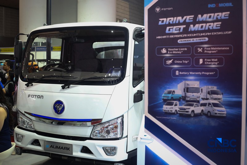 Pengunjung melihat berbagai truk listrik dalam ajang GAIKINDO Indonesia International Commercial Vehicle Expo (GIICOMVEC) 2026 di JIExpo Kemayoran, Sabtu (11/4/2026). Sejumlah produsen kendaraan komersial memamerkan truk listrik andalan untuk menarik perhatian pelaku industri logistik dan transportasi di Indonesia. (CNBC Indonesia/Tias Budiarto)