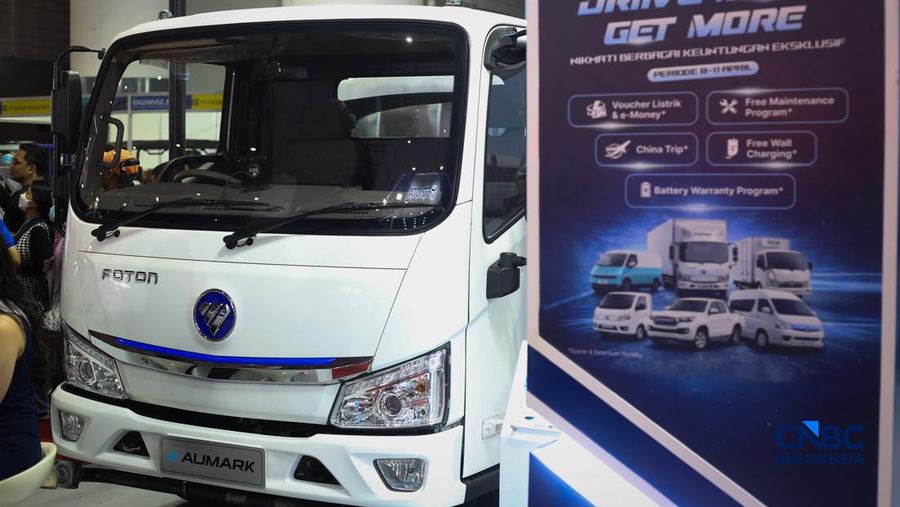 Pengunjung melihat berbagai truk listrik dalam ajang GAIKINDO Indonesia International Commercial Vehicle Expo (GIICOMVEC) 2026 di JIExpo Kemayoran, Sabtu (11/4/2026). Sejumlah produsen kendaraan komersial memamerkan truk listrik andalan untuk menarik perhatian pelaku industri logistik dan transportasi di Indonesia. (CNBC Indonesia/Tias Budiarto)