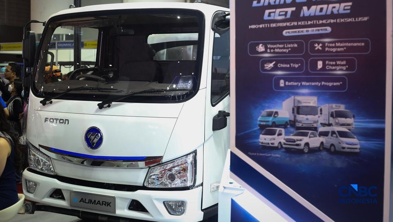 Pengunjung melihat berbagai truk listrik dalam ajang GAIKINDO Indonesia International Commercial Vehicle Expo (GIICOMVEC) 2026 di JIExpo Kemayoran, Sabtu (11/4/2026). Sejumlah produsen kendaraan komersial memamerkan truk listrik andalan untuk menarik perhatian pelaku industri logistik dan transportasi di Indonesia. (CNBC Indonesia/Tias Budiarto)