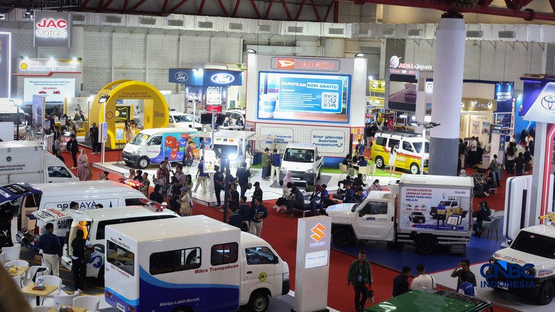 Pengunjung melihat berbagai truk listrik dalam ajang GAIKINDO Indonesia International Commercial Vehicle Expo (GIICOMVEC) 2026 di JIExpo Kemayoran, Sabtu (11/4/2026). Sejumlah produsen kendaraan komersial memamerkan truk listrik andalan untuk menarik perhatian pelaku industri logistik dan transportasi di Indonesia. (CNBC Indonesia/Tias Budiarto)