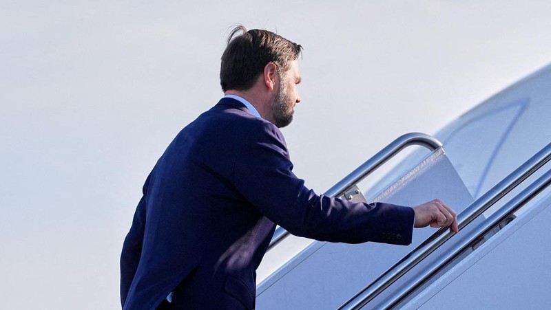 Pakistani Rangers patrol near the President's house, as Pakistan prepares to host the U.S. and Iran for peace talks, in Islamabad, Pakistan, April 10, 2026. REUTERS/Asim Hafeez