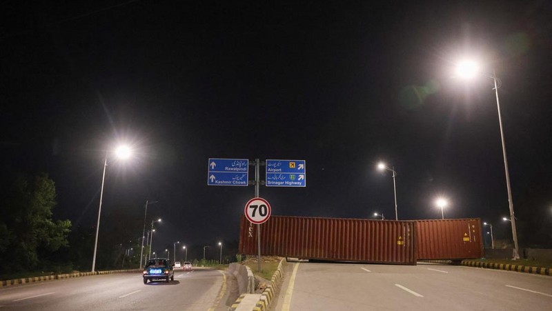 Pakistani Rangers patrol near the President's house, as Pakistan prepares to host the U.S. and Iran for peace talks, in Islamabad, Pakistan, April 10, 2026. REUTERS/Asim Hafeez