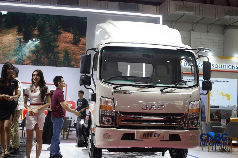 Pengunjung melihat berbagai truk listrik dalam ajang GAIKINDO Indonesia International Commercial Vehicle Expo (GIICOMVEC) 2026 di JIExpo Kemayoran, Sabtu (11/4/2026). Sejumlah produsen kendaraan komersial memamerkan truk listrik andalan untuk menarik perhatian pelaku industri logistik dan transportasi di Indonesia. (CNBC Indonesia/Tias Budiarto)