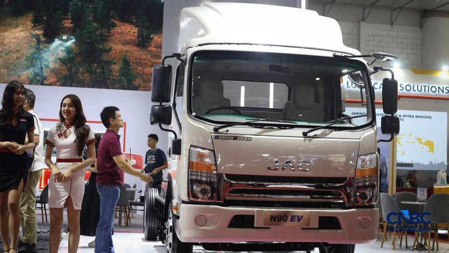 Pengunjung melihat berbagai truk listrik dalam ajang GAIKINDO Indonesia International Commercial Vehicle Expo (GIICOMVEC) 2026 di JIExpo Kemayoran, Sabtu (11/4/2026). Sejumlah produsen kendaraan komersial memamerkan truk listrik andalan untuk menarik perhatian pelaku industri logistik dan transportasi di Indonesia. (CNBC Indonesia/Tias Budiarto)
