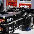 JAC UrbanMover N90 EV tersedia dalam dua varian wheelbase dengan bobot kotor 9 ton dan baterai 106,95 kWh. Kendaraan ini mampu menempuh jarak hingga 250 kilometer dan dilengkapi fitur keselamatan ESC, Hill Start Assist, serta Air Brake System, dengan