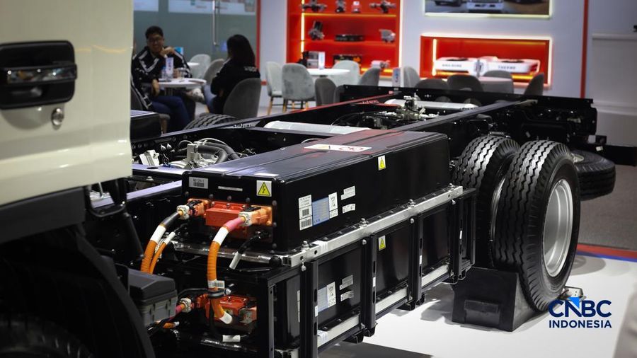 Pengunjung melihat berbagai truk listrik dalam ajang GAIKINDO Indonesia International Commercial Vehicle Expo (GIICOMVEC) 2026 di JIExpo Kemayoran, Sabtu (11/4/2026). Sejumlah produsen kendaraan komersial memamerkan truk listrik andalan untuk menarik perhatian pelaku industri logistik dan transportasi di Indonesia. (CNBC Indonesia/Tias Budiarto)