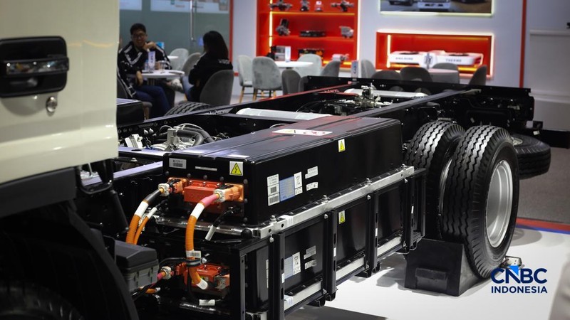 Pengunjung melihat berbagai truk listrik dalam ajang GAIKINDO Indonesia International Commercial Vehicle Expo (GIICOMVEC) 2026 di JIExpo Kemayoran, Sabtu (11/4/2026). Sejumlah produsen kendaraan komersial memamerkan truk listrik andalan untuk menarik perhatian pelaku industri logistik dan transportasi di Indonesia. (CNBC Indonesia/Tias Budiarto)