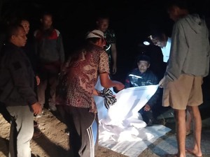 Sopir Truk Temukan Jasad Bayi Terbungkus Kafan di Lombok Timur