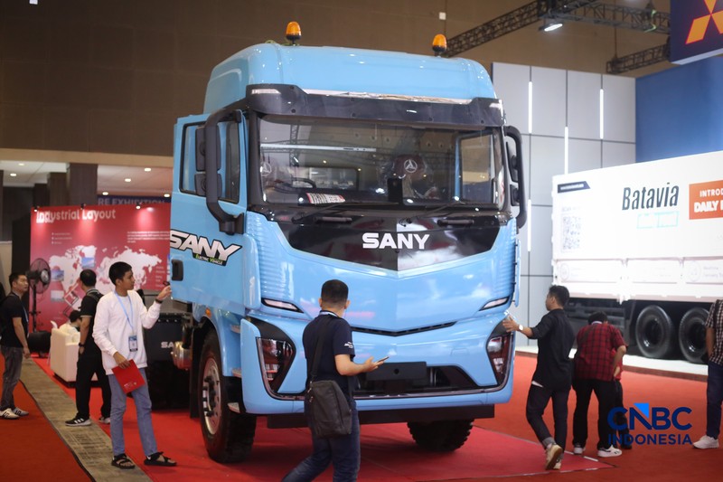 Pengunjung melihat berbagai truk listrik dalam ajang GAIKINDO Indonesia International Commercial Vehicle Expo (GIICOMVEC) 2026 di JIExpo Kemayoran, Sabtu (11/4/2026). Sejumlah produsen kendaraan komersial memamerkan truk listrik andalan untuk menarik perhatian pelaku industri logistik dan transportasi di Indonesia. (CNBC Indonesia/Tias Budiarto)