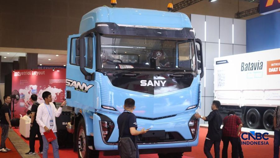 Pengunjung melihat berbagai truk listrik dalam ajang GAIKINDO Indonesia International Commercial Vehicle Expo (GIICOMVEC) 2026 di JIExpo Kemayoran, Sabtu (11/4/2026). Sejumlah produsen kendaraan komersial memamerkan truk listrik andalan untuk menarik perhatian pelaku industri logistik dan transportasi di Indonesia. (CNBC Indonesia/Tias Budiarto)