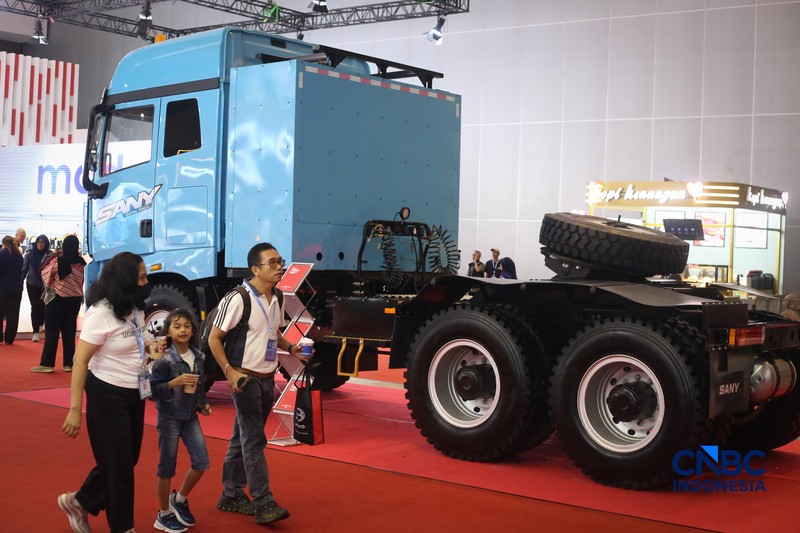 Pengunjung melihat berbagai truk listrik dalam ajang GAIKINDO Indonesia International Commercial Vehicle Expo (GIICOMVEC) 2026 di JIExpo Kemayoran, Sabtu (11/4/2026). Sejumlah produsen kendaraan komersial memamerkan truk listrik andalan untuk menarik perhatian pelaku industri logistik dan transportasi di Indonesia. (CNBC Indonesia/Tias Budiarto)