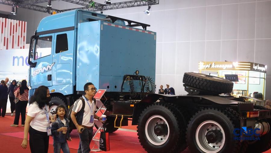 Pengunjung melihat berbagai truk listrik dalam ajang GAIKINDO Indonesia International Commercial Vehicle Expo (GIICOMVEC) 2026 di JIExpo Kemayoran, Sabtu (11/4/2026). Sejumlah produsen kendaraan komersial memamerkan truk listrik andalan untuk menarik perhatian pelaku industri logistik dan transportasi di Indonesia. (CNBC Indonesia/Tias Budiarto)