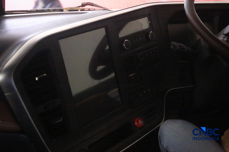 Pengunjung melihat berbagai truk listrik dalam ajang GAIKINDO Indonesia International Commercial Vehicle Expo (GIICOMVEC) 2026 di JIExpo Kemayoran, Sabtu (11/4/2026). Sejumlah produsen kendaraan komersial memamerkan truk listrik andalan untuk menarik perhatian pelaku industri logistik dan transportasi di Indonesia. (CNBC Indonesia/Tias Budiarto)