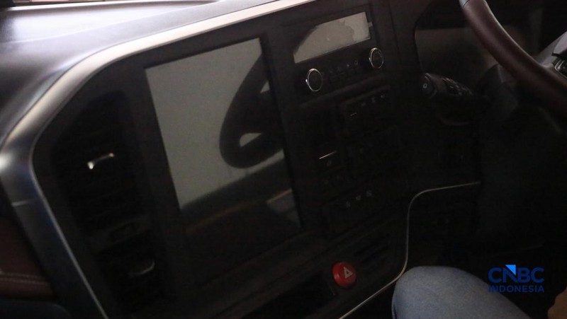 Pengunjung melihat berbagai truk listrik dalam ajang GAIKINDO Indonesia International Commercial Vehicle Expo (GIICOMVEC) 2026 di JIExpo Kemayoran, Sabtu (11/4/2026). Sejumlah produsen kendaraan komersial memamerkan truk listrik andalan untuk menarik perhatian pelaku industri logistik dan transportasi di Indonesia. (CNBC Indonesia/Tias Budiarto)