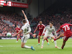 Rio Ngumoha-Mo Salah Antar Liverpool Ungguli Fulham 2-0 di Babak I