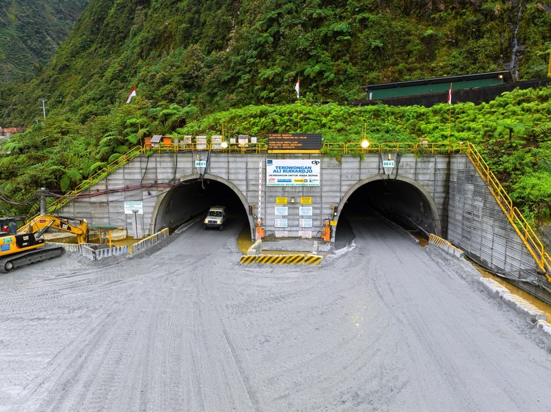 Area tambang terbuka Grasberg dan tambang bawah tanah Deep Mill Level Zone (DMLZ), PT Freeport Indonesia (PTFI). (PT Freeport Indonesia