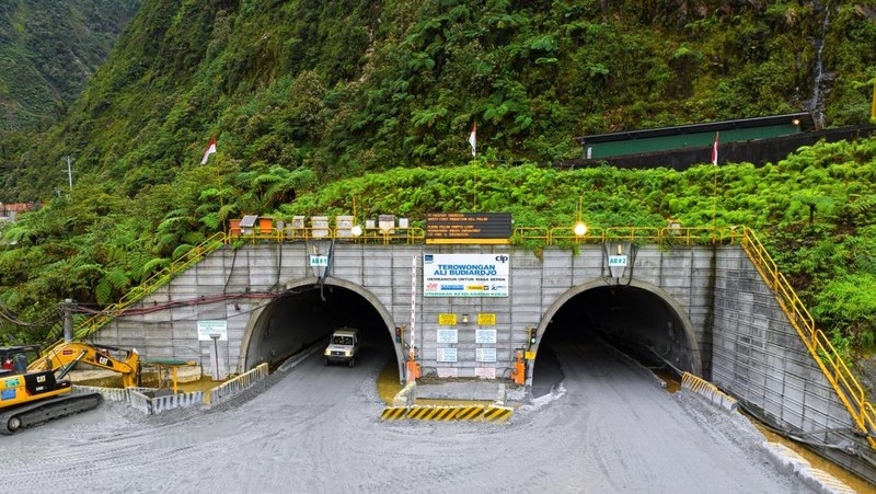 Area tambang terbuka Grasberg dan tambang bawah tanah Deep Mill Level Zone (DMLZ), PT Freeport Indonesia (PTFI). (PT Freeport Indonesia