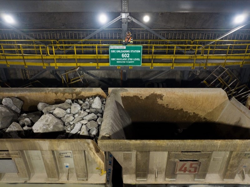 Area tambang terbuka Grasberg dan tambang bawah tanah Deep Mill Level Zone (DMLZ), PT Freeport Indonesia (PTFI). (PT Freeport Indonesia