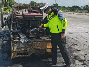 Pikap Muat Mesin Diesel Ludes Terbakar di Exit Bandar Jombang