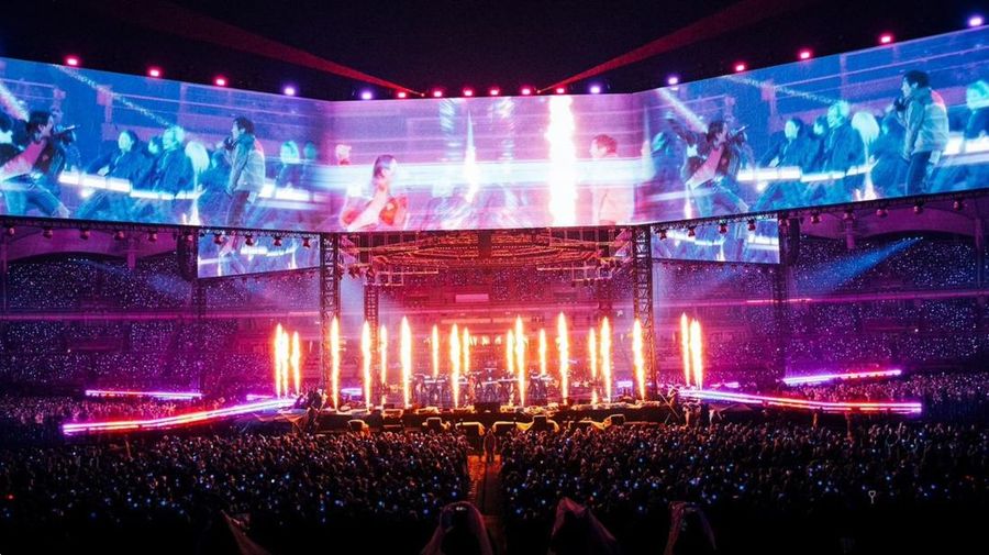 BTS tampil penuh energi di konser hari kedua BTS World Tour 