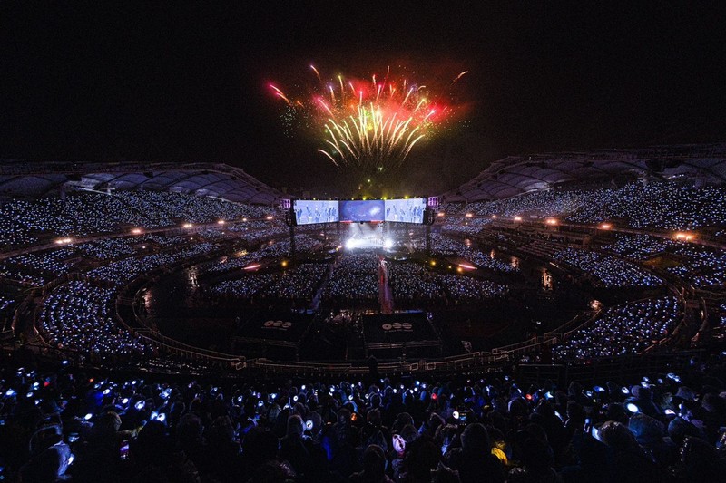 BTS tampil penuh energi di konser hari kedua BTS World Tour