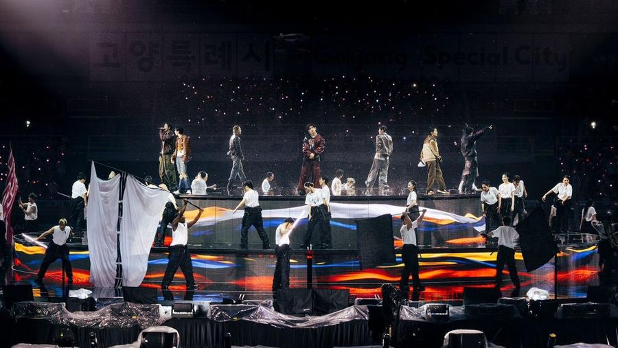 BTS tampil penuh energi di konser hari kedua BTS World Tour 