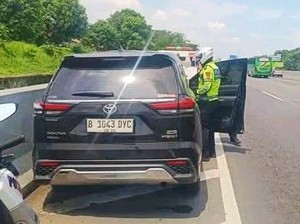 Pelarian Sia-sia Pengemudi Innova Zenix Usai Tabrak Motor di Karawang