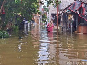 Cerita Arita Hadapi Banjir Bandung, Cari Jalan Tikus Demi Kerja