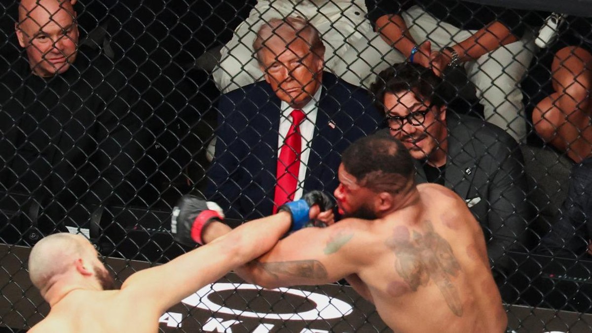 Potret Trump Pilih Nonton UFC di Tengah Negosiasi Perang AS-Iran