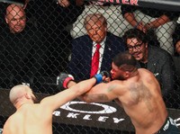 Potret Trump Pilih Nonton UFC di Tengah Negosiasi Perang AS-Iran
