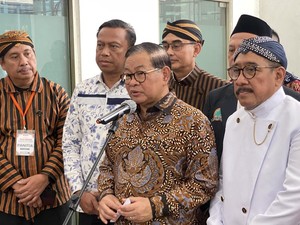 Harga Plastik Naik, Pramono Dorong Warga Pakai Bungkus Daun Pisang
