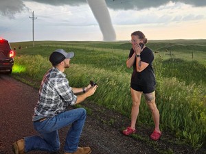 Romantis tapi Bikin Deg-degan, Lamaran Pernikahan di Depan Tornado Ini Viral