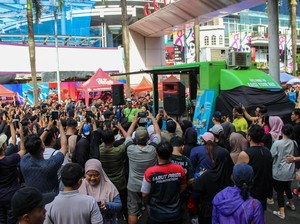 Seru! Warga CFD Senayan Antusias Ikut Yoga hingga Lari Bareng Fitbar