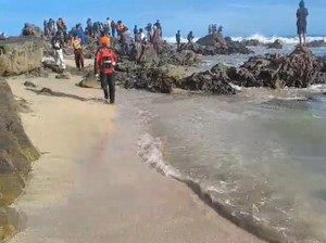 WN China Hilang Terseret Ombak Saat Renang di Pantai Cibobos Lebak