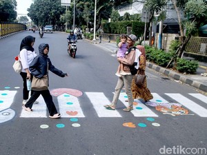 Ikhtiar Warga Menjaga Jalanan Jakarta Lewat Zebra Cross Pac Man