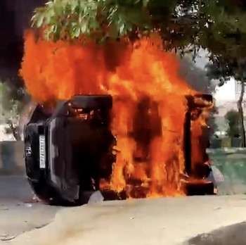 Aksi Buruh Ricuh, Mobil Polisi Dibakar Imbas Tekanan Biaya Hidup