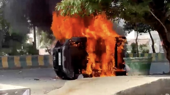 Aksi Buruh Ricuh, Mobil Polisi Dibakar Imbas Tekanan Biaya Hidup