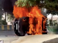 Aksi Buruh Ricuh, Mobil Polisi Dibakar Imbas Tekanan Biaya Hidup