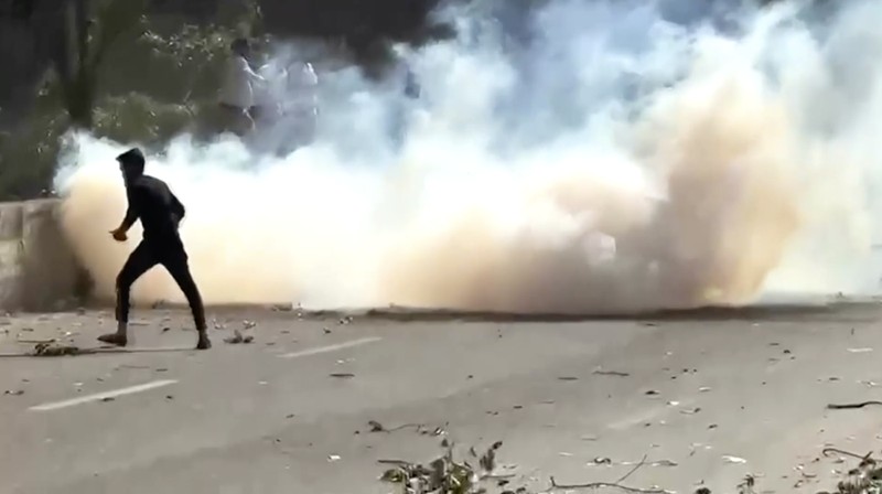 Aksi protes pekerja pabrik di kawasan industri Noida, pinggiran ibu kota India, memanas pada Senin (13/4) setelah memasuki hari keempat. (Tangkapan Layar Video Reuters/ANI)