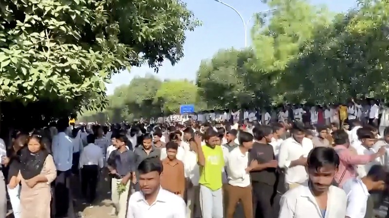 Aksi protes pekerja pabrik di kawasan industri Noida, pinggiran ibu kota India, memanas pada Senin (13/4) setelah memasuki hari keempat. (Tangkapan Layar Video Reuters/ANI)