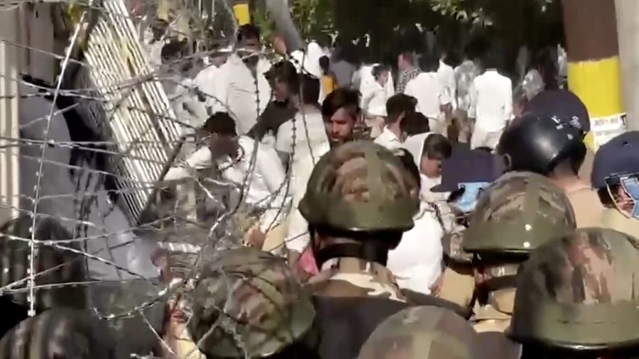 Aksi protes pekerja pabrik di kawasan industri Noida, pinggiran ibu kota India, memanas pada Senin (13/4) setelah memasuki hari keempat. (Tangkapan Layar Video Reuters/ANI)