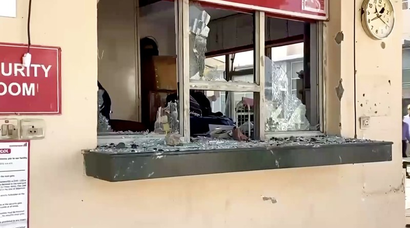 Aksi protes pekerja pabrik di kawasan industri Noida, pinggiran ibu kota India, memanas pada Senin (13/4) setelah memasuki hari keempat. (Tangkapan Layar Video Reuters/ANI)