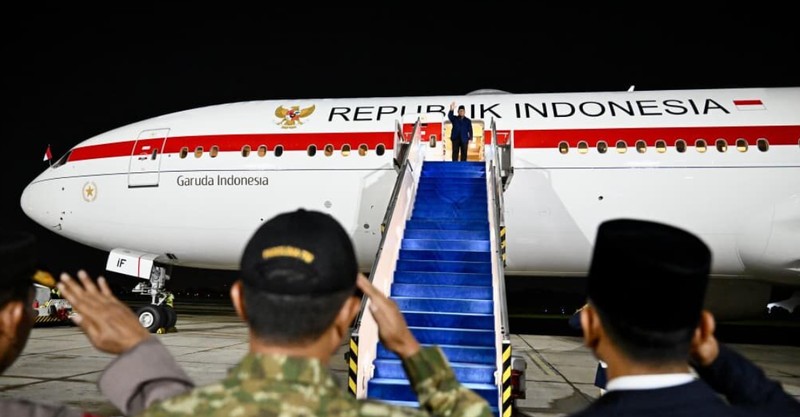 Menjelang tengah malam, Minggu (12/04/2026), Wakil Presiden (Wapres) Gibran Rakabuming melepas keberangkatan kunjungan Presiden Prabowo Subianto ke Moskow, Federasi Rusia. Kunjungan ini sebagai bagian dari upaya memperkuat kerja sama strategis di tengah dinamika global yang terus berkembang. (Biro Pers Sekretariat Wapres RI)