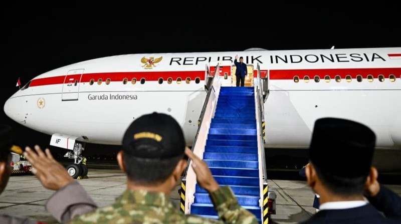 Menjelang tengah malam, Minggu (12/04/2026), Wakil Presiden (Wapres) Gibran Rakabuming melepas keberangkatan kunjungan Presiden Prabowo Subianto ke Moskow, Federasi Rusia. Kunjungan ini sebagai bagian dari upaya memperkuat kerja sama strategis di tengah dinamika global yang terus berkembang. (Biro Pers Sekretariat Wapres RI)
