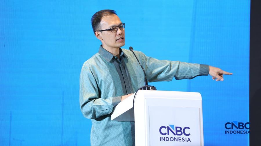 Chief Economist BCA, David Sumual memberi pemaparan dalam acara Central Banking Forum 2026, di Grand Ballroom Hotel Mandarin Oriental, Jakarta, Senin (13/4/2026). (CNBC Indonesia/Tri Susilo)