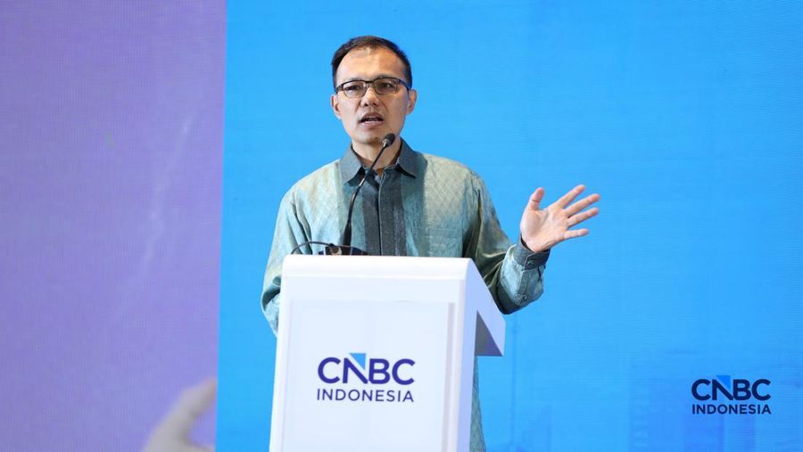 Chief Economist BCA, David Sumual memberi pemaparan dalam acara Central Banking Forum 2026, di Grand Ballroom Hotel Mandarin Oriental, Jakarta, Senin (13/4/2026). (CNBC Indonesia/Tri Susilo)