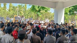 Pelaku Wisata Labuan Bajo Demo Tolak Kuota 1.000 Turis TN Komodo